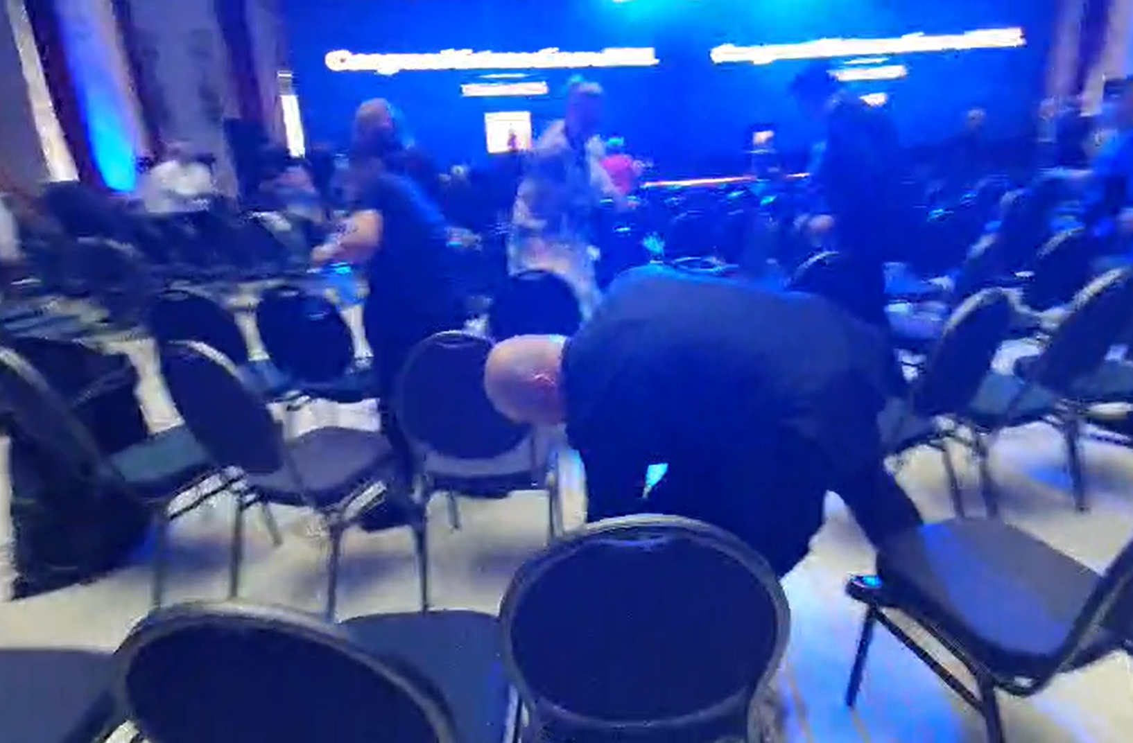 Ilie Bolojan s-a implicat în curățarea sălii unde a avut loc Congresul PNL