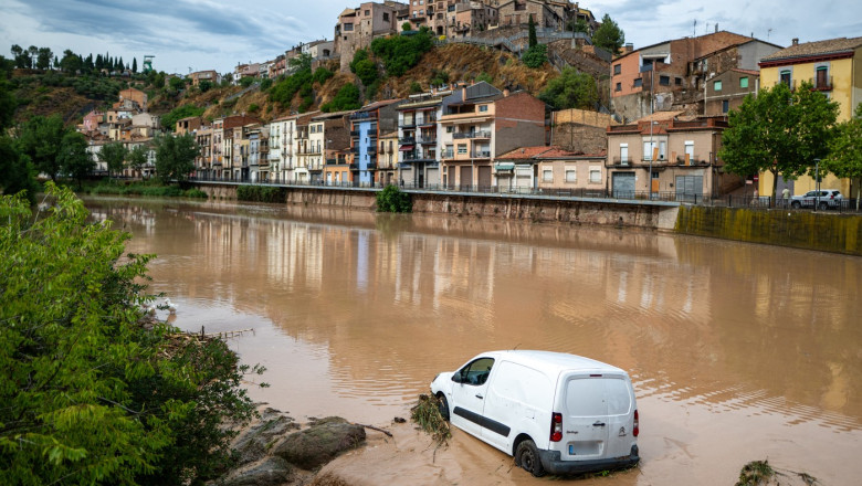 VIDEO  Două persoane sunt date dispărute în urma ploilor torențiale din Catalonia. Circulația feroviară a fost perturbată