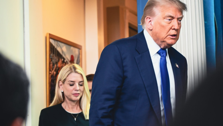 Trump îi ia apărarea procurorului general Pam Bondi în scandalul Epstein. „Suntem o echipă, MAGA, și nu-mi place ce se întâmplă”