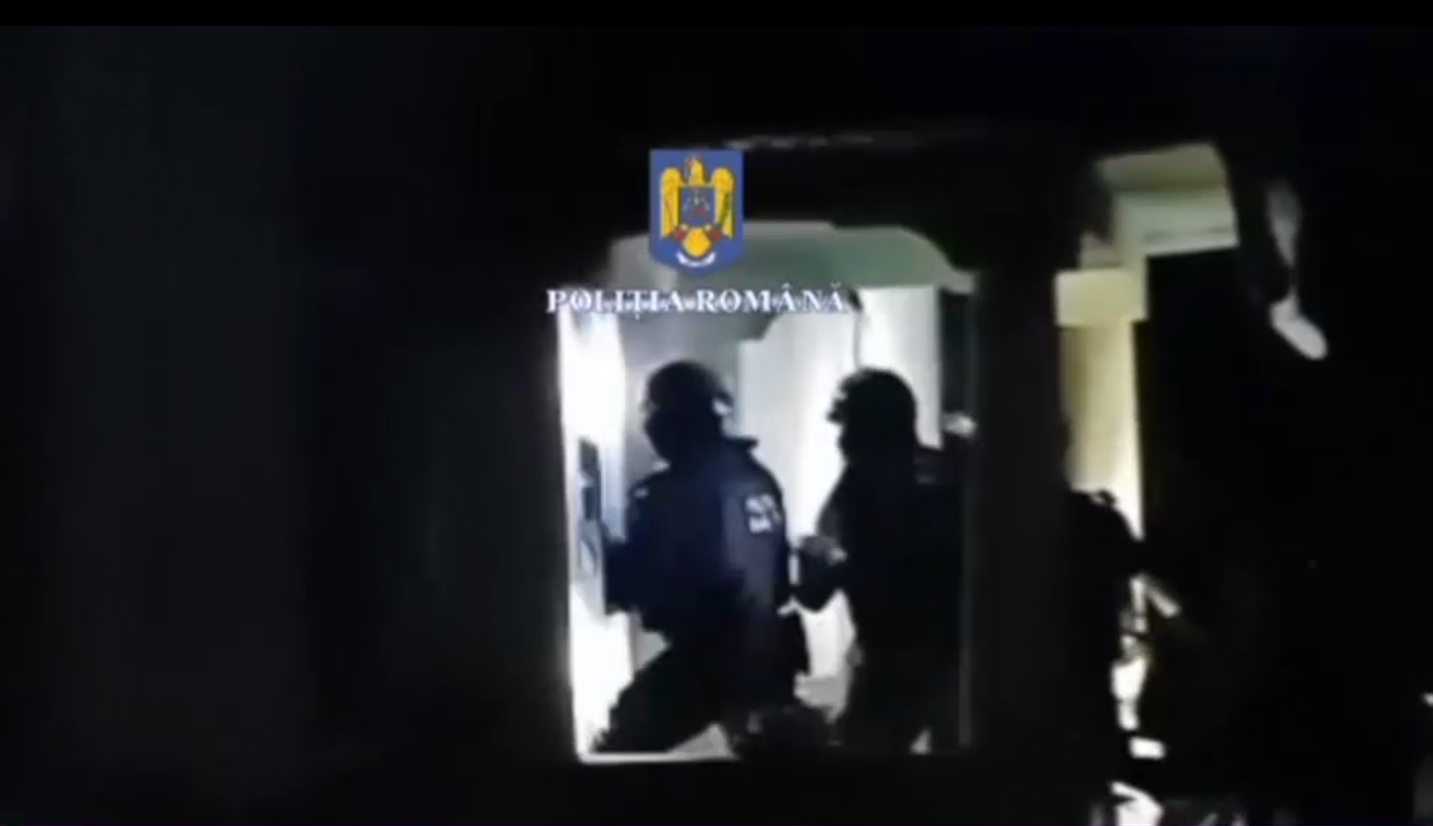 Un nou caz de violență domestică, în Dolj. Mascații au intrat în casa agresorului, după ce o femeie a fost amenințată cu un pistol
