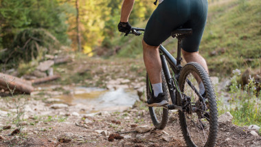 biciclist prin padure