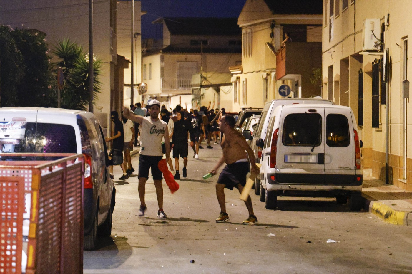 Violențe anti-imigranți într-un oraș din Spania. Zeci de tineri ultrași au ieșit în stradă. Localitatea e în stare de alertă