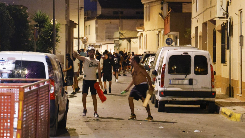 VIDEO  Violențe anti-imigranți într-un oraș din Spania. Zeci de tineri ultrași au ieșit în stradă. Localitatea e în stare de alertă