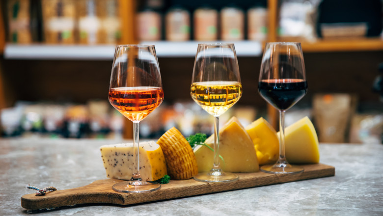 Producătorii francezi de vin și brânzeturi avertizează: Tarifele lui Trump le vor lovi puternic afacerile