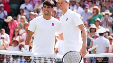 Carlos Alcaraz (ESP) und Jannik Sinner (ITA) posen am Netz bevor SpielbeginnTennis - Wimbledon 2021 - London - Grand Slam ITF / ATP / WTA - AELTC - Great Britain - 2025