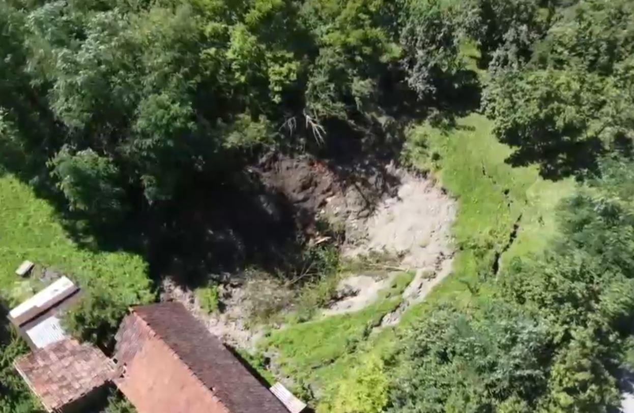 Peste 50 de oameni au fost nevoiți să-și părăsească locuințele după ce o fostă mină de sare s-a prăbușit în Maramureș
