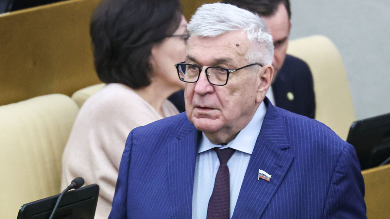 Ruski poslanik naj bi glasoval na 11 zakonih kljub smrti