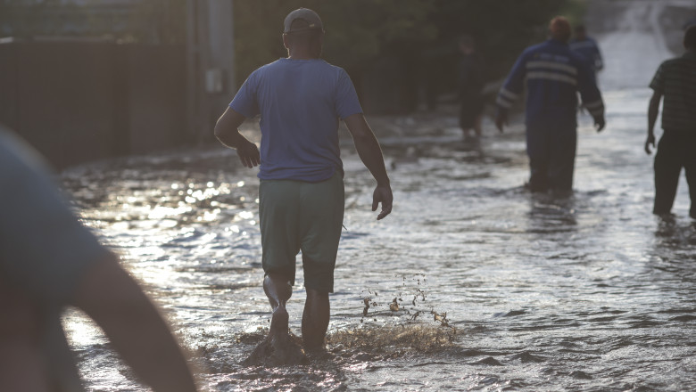 Pericol de inundații pe râuri din mai multe județe. Hidrologii au emis cod galben de viituri