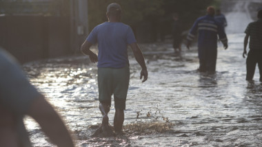oameni in inundatii