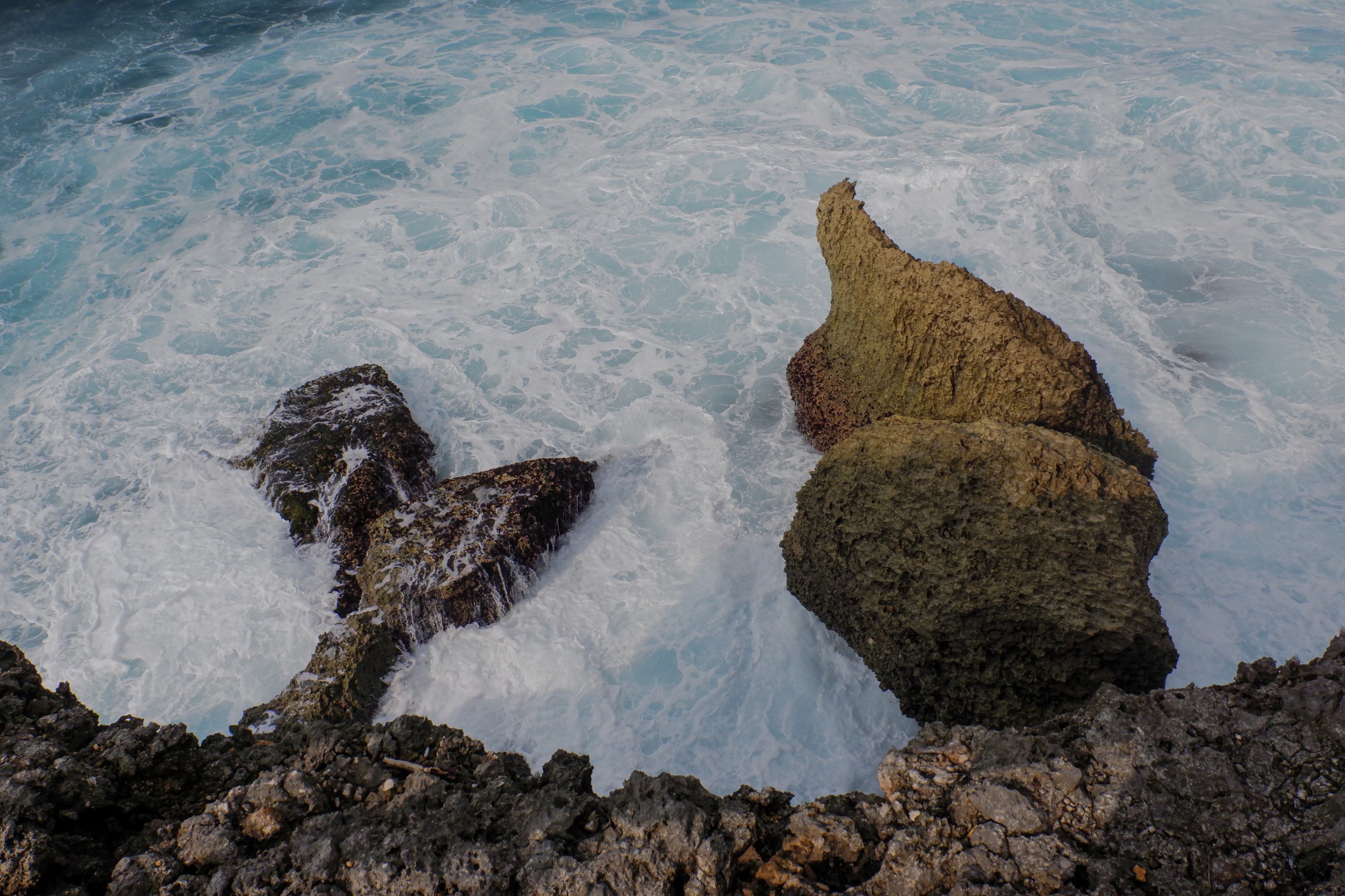 Surpriza din ocean: un influencer s-a filmat în timp ce înota accidental într-o zonă contaminată cu deșeuri. „E cam sărată”