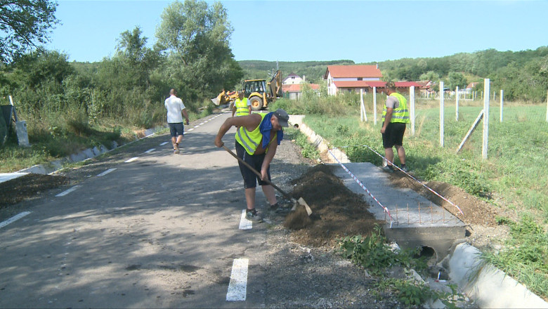 VIDEO  Lucrări de mântuială pe bani publici. Podețe construite fără armătură s-au surpat sub mașini. „S-a omis. Greșeli nu mai sunt în viață?”