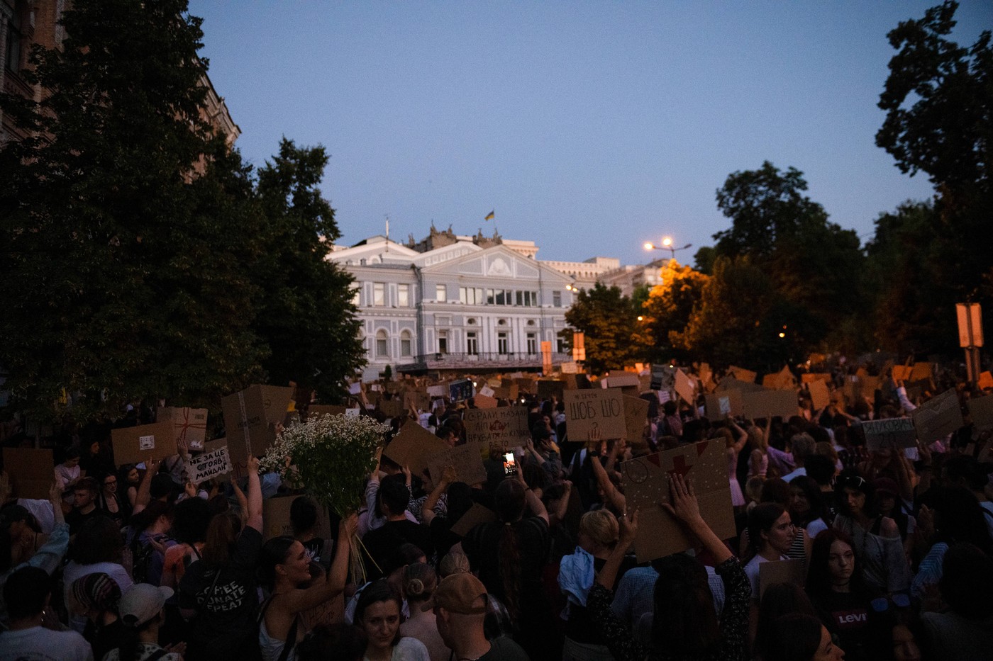 Mii de tineri au ieșit să protesteze în Kiev în ultimele zile în fața biroului lui Zelenski. „Avem nevoie de corectitudine”