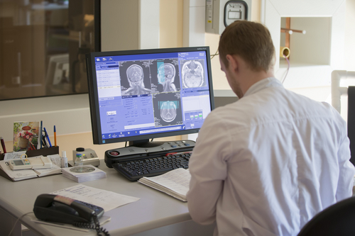 Tumoră cerebrală înlăturată complet după administrarea unui medicament revoluţionar. Bărbatul de 43 de ani a fost declarat sănătos