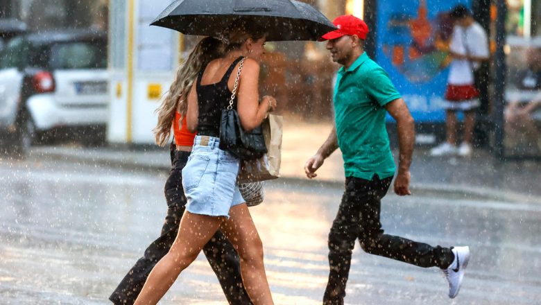 După valul de caniculă cu temperaturi de până la 43 de grade, urmează furtunile. Cum va fi vremea în weekend pe litoral și la munte