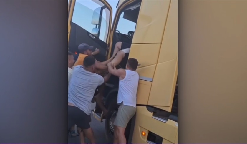 Un șofer de TIR a fost extras cu forța din cabină de partenerii de trafic, după ce a condus haotic și a blocat drumul