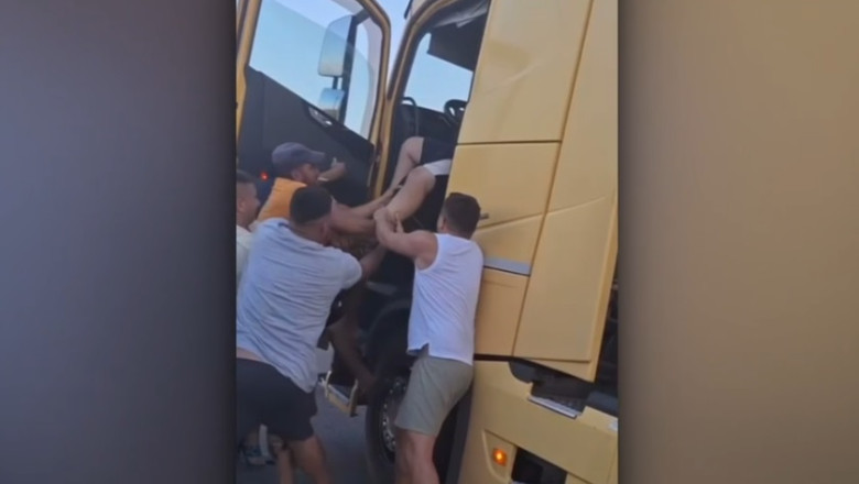 VIDEO  Un șofer de TIR a fost extras cu forța din cabină de partenerii de trafic, după ce acesta a circulat haotic și a blocat drumul