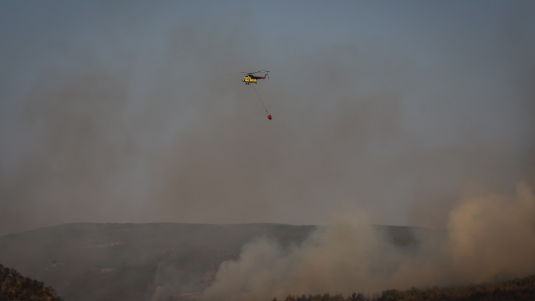 VIDEO  Incendii puternice de vegetație în Antalya, regiune în care mulți români se află în vacanță. Mai multe localități au fost evacuate