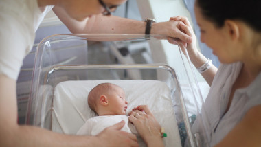 nou-nascut cu parintii in spital