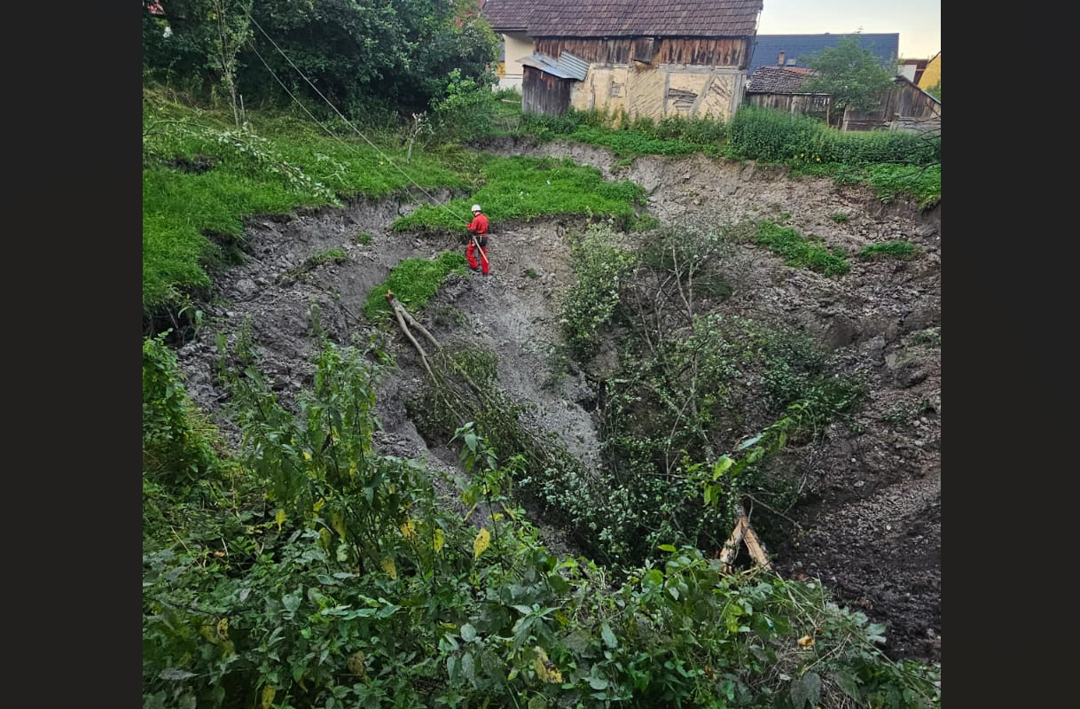 Autoritățile din Maramureș cer Guvernului 1,17 milioane lei pentru lucrările la terenul prăbușit la fosta mină de sare din Coștiui