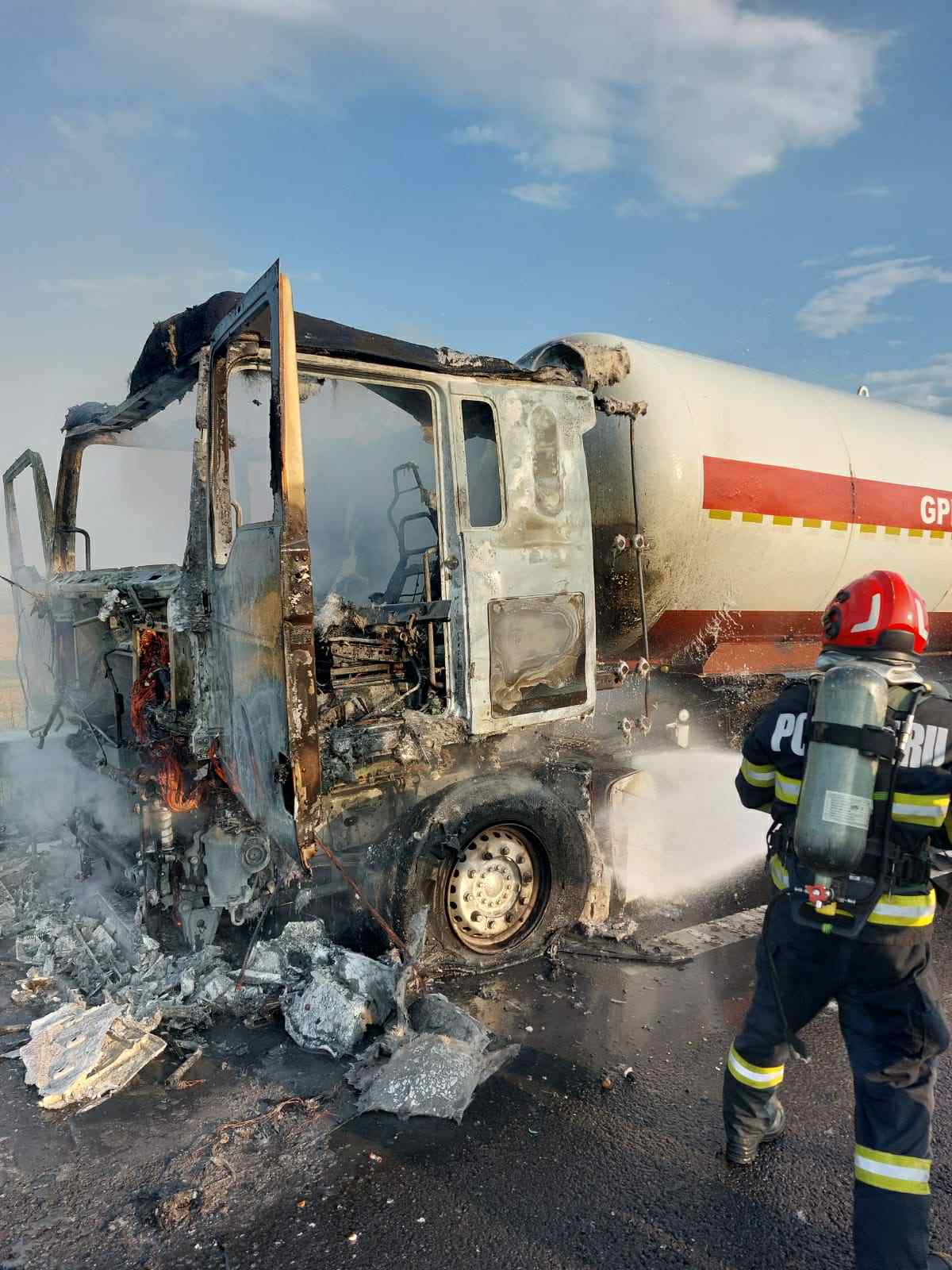 Incendiu la o autocisternă încărcată cu GPL pe Autostrada A7. Traficul a fost blocat