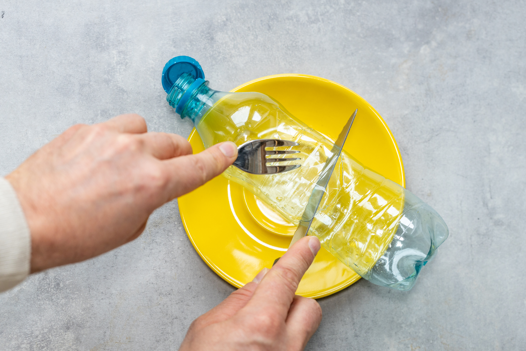 Microplasticele pe care le consumi zilnic fara sa stii: le gasesti in oua, carne si chiar in ceai. Cum poti reduce expunerea la ele