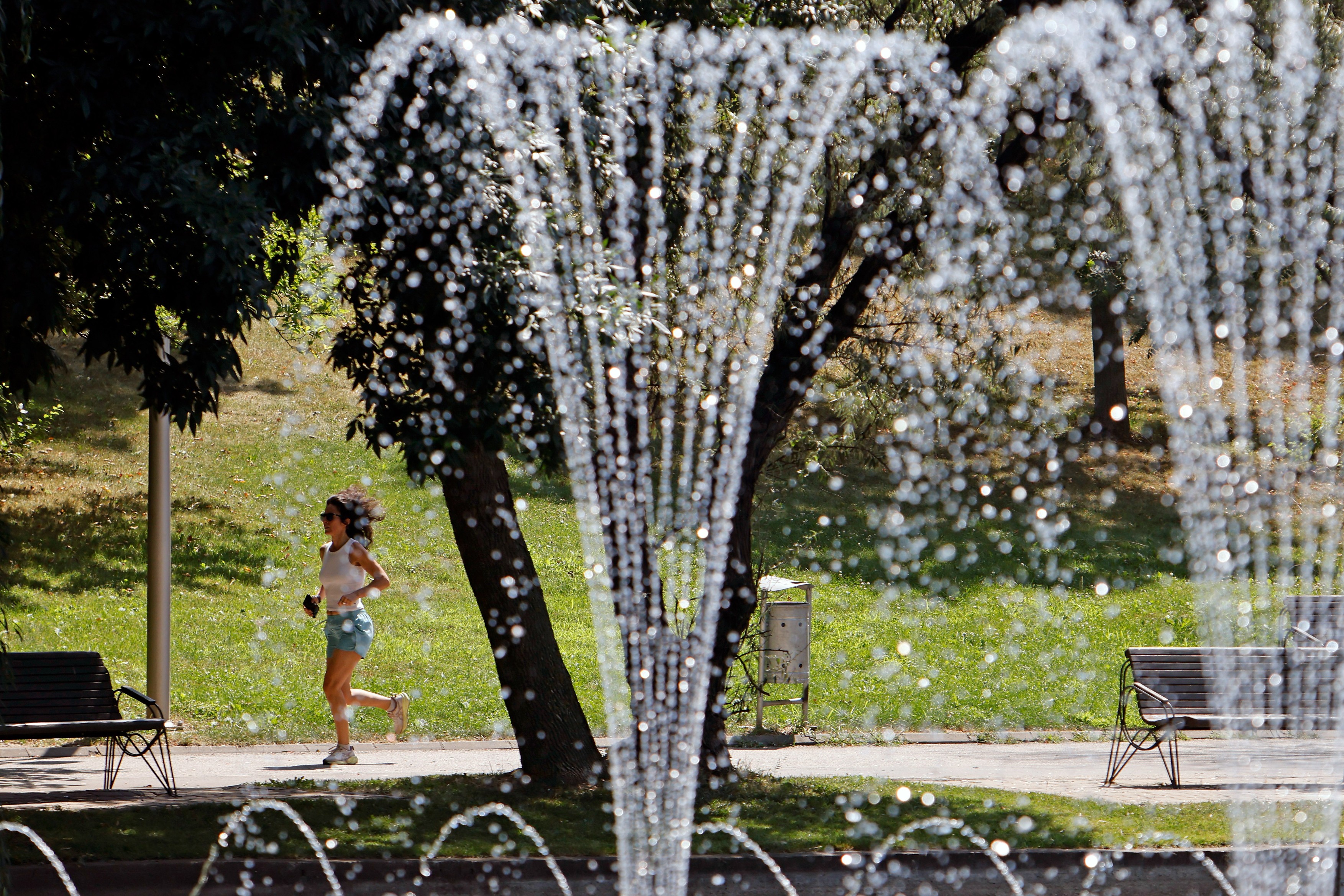 HARTĂ Cod roșu de caniculă în sudul și sud-vestul țării, inclusiv în București. Temperaturi de până la 43°C și risc de furtuni