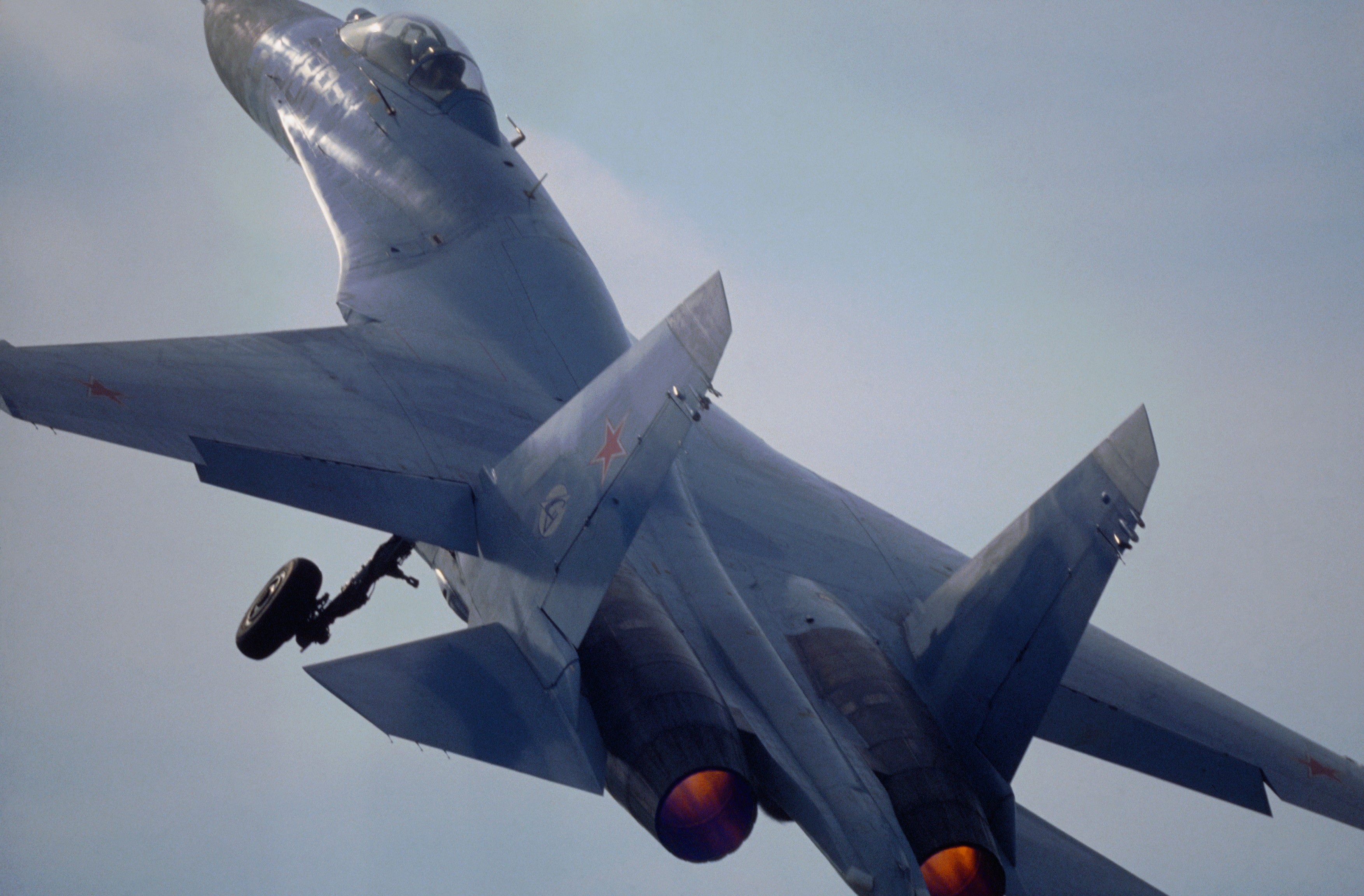 Explozii, urmate de incendiu. Ucraina a confirmat distrugerea unui avion de antrenament rus Su-27UB pe aerodromul Krasnodar