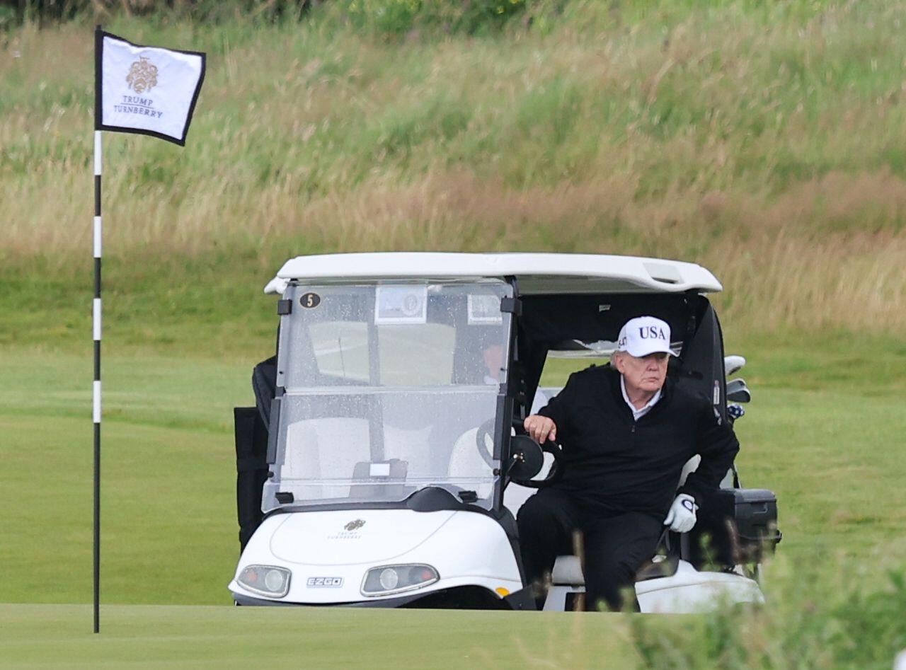 Donald Trump joacă golf în Scoția sub protecția lunetiștilor. Manifestaţii împotriva sa în mai multe oraşe