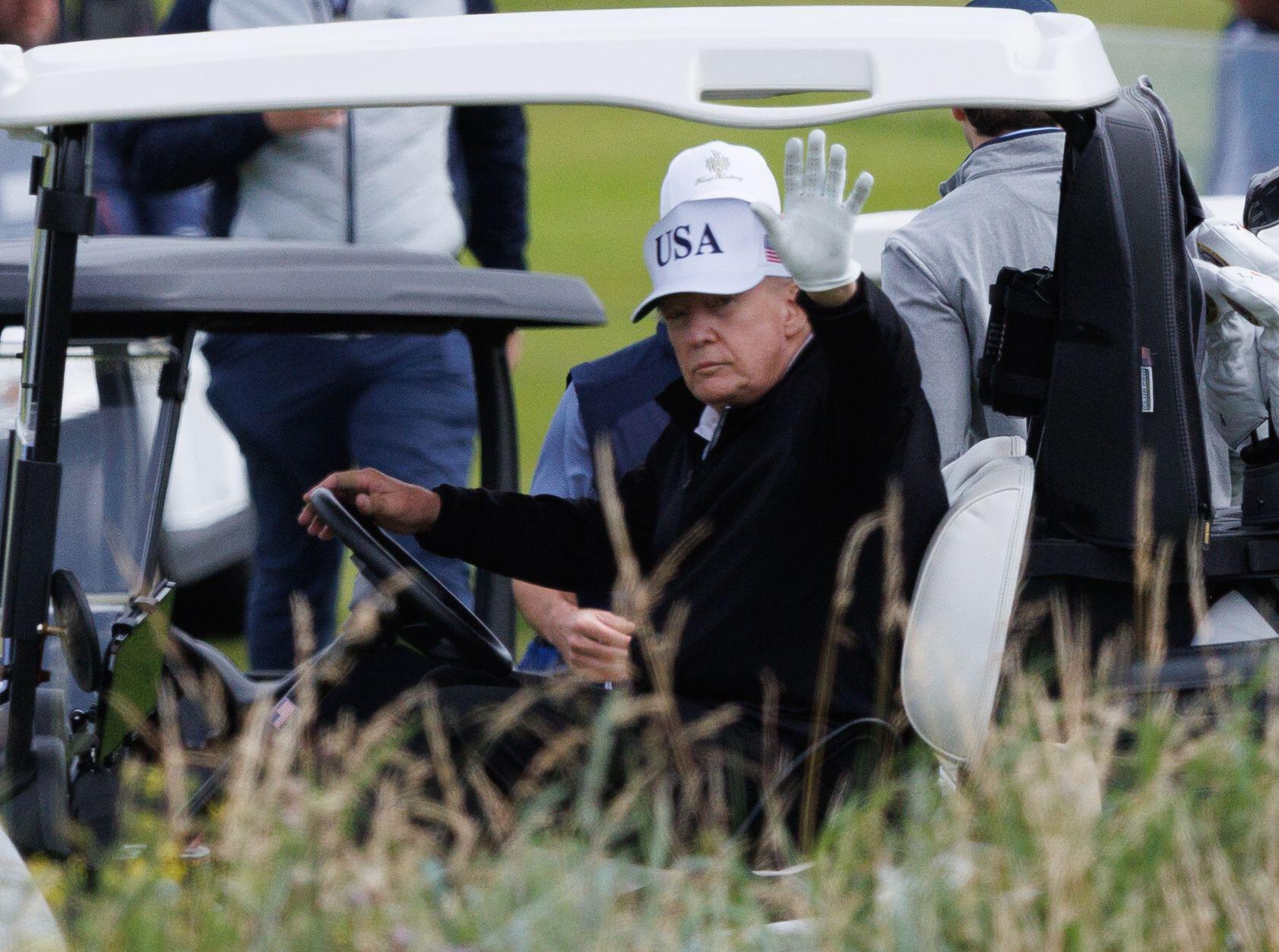 Trump, pe terenul de golf înaintea întâlnirii cu Ursula Von der Leyen. Agenda discuțiilor