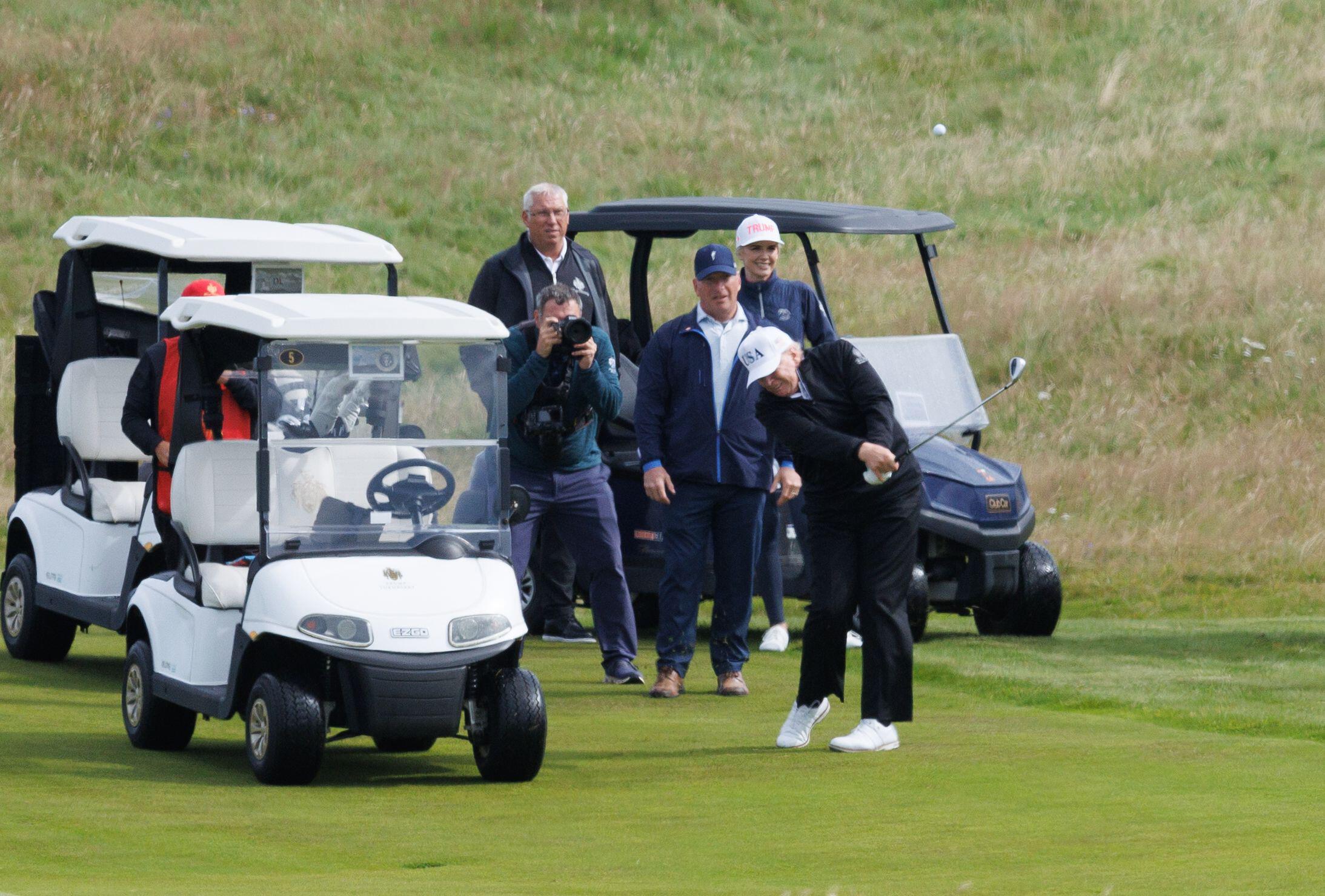 Donald Trump joacă golf în Scoția sub protecția lunetiștilor. Manifestaţii împotriva sa în mai multe oraşe