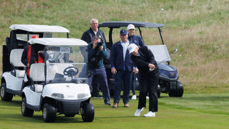 GALERIE FOTO  Donald Trump joacă golf în Scoția sub protecția lunetiștilor. Manifestaţii împotriva sa în mai multe oraşe