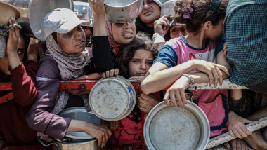 oameni care asteapta mancare in gaza