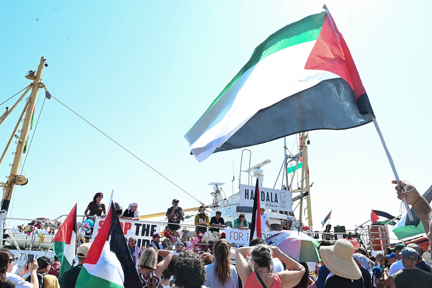 Un vas cu ajutor umanitar se îndreaptă spre Gaza, sfidând blocada Israelului. Echipajul amenință cu greva foamei dacă nava e oprită