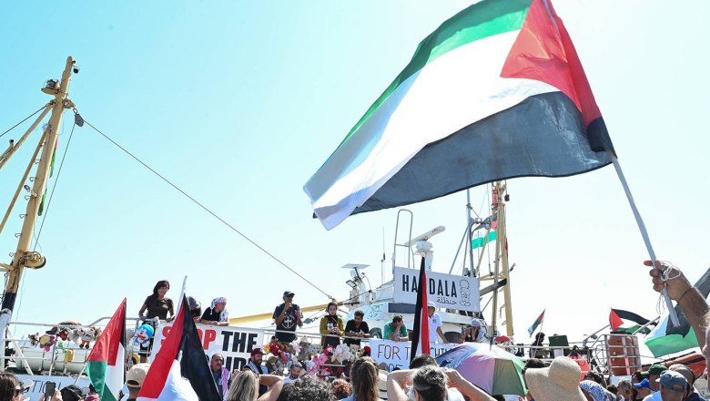 Un vas cu ajutor umanitar se îndreaptă spre Gaza, sfidând blocada Israelului. Echipajul amenință cu greva foamei dacă nava e oprită