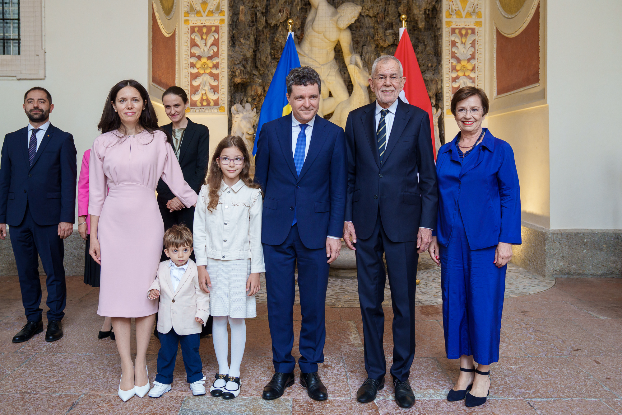 Nicușor Dan, cu familia în timpul vizitei oficiale în Austria. Șeful statului și partenera sa au participat la un spectacol de operă