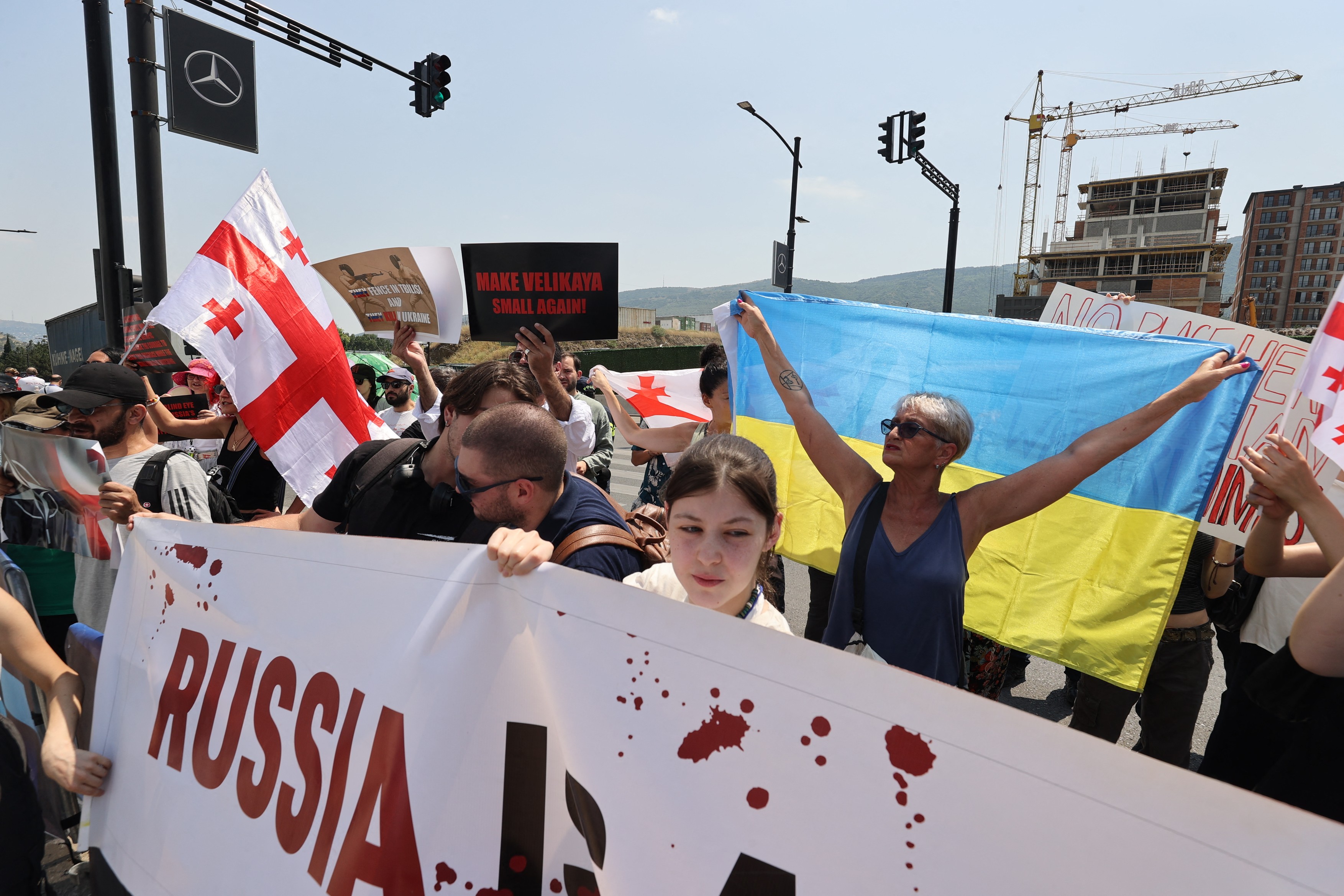 Steagul Rusiei, ars în Georgia. „Porcilor, nu sunteți bineveniți aici! Astăzi sunt artificii, mâine vor fi rachete Grad”