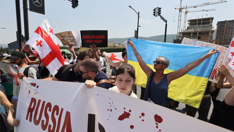 VIDEO  Steagul Rusiei, ars în Georgia. „Porcilor, nu sunteți bineveniți aici! Astăzi sunt artificii, mâine vor fi rachete Grad”