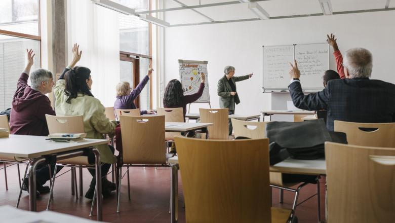 elevi adulti in bancile scolii