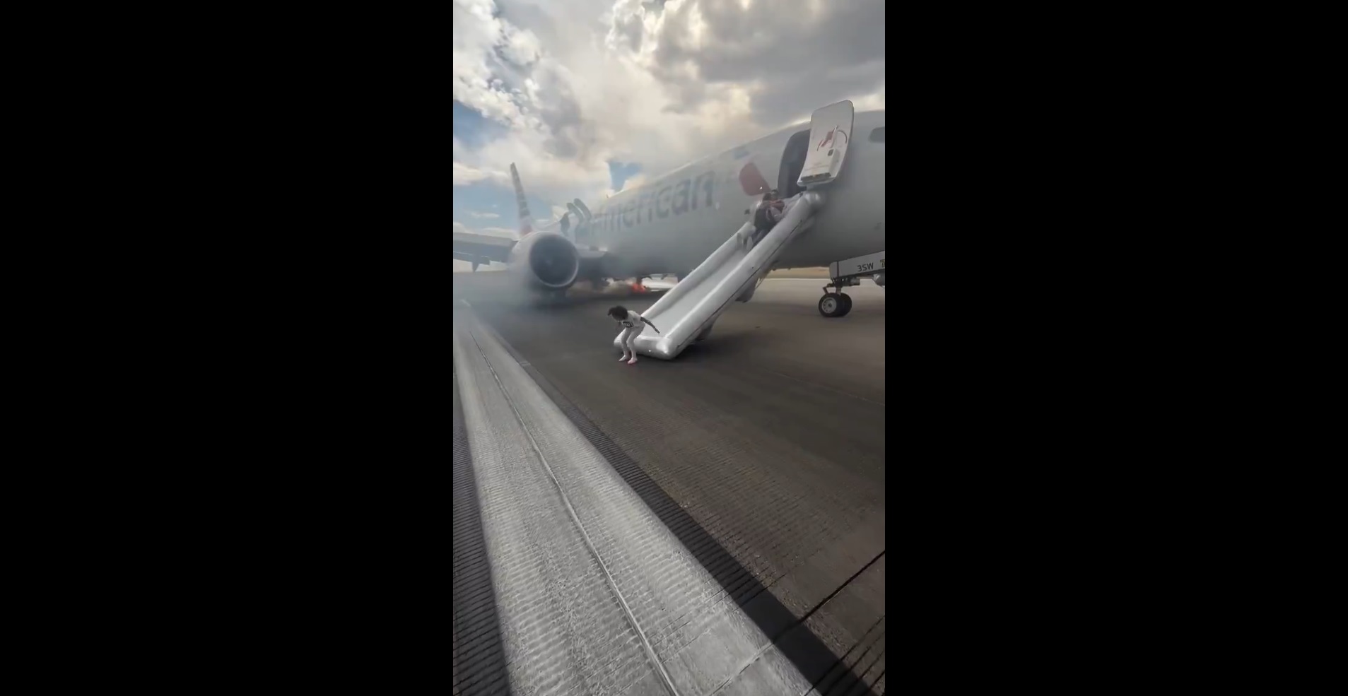 Nou incident aviatic. Pasagerii unui avion au fost evacuați pe tobogan după ce aeronava a luat foc