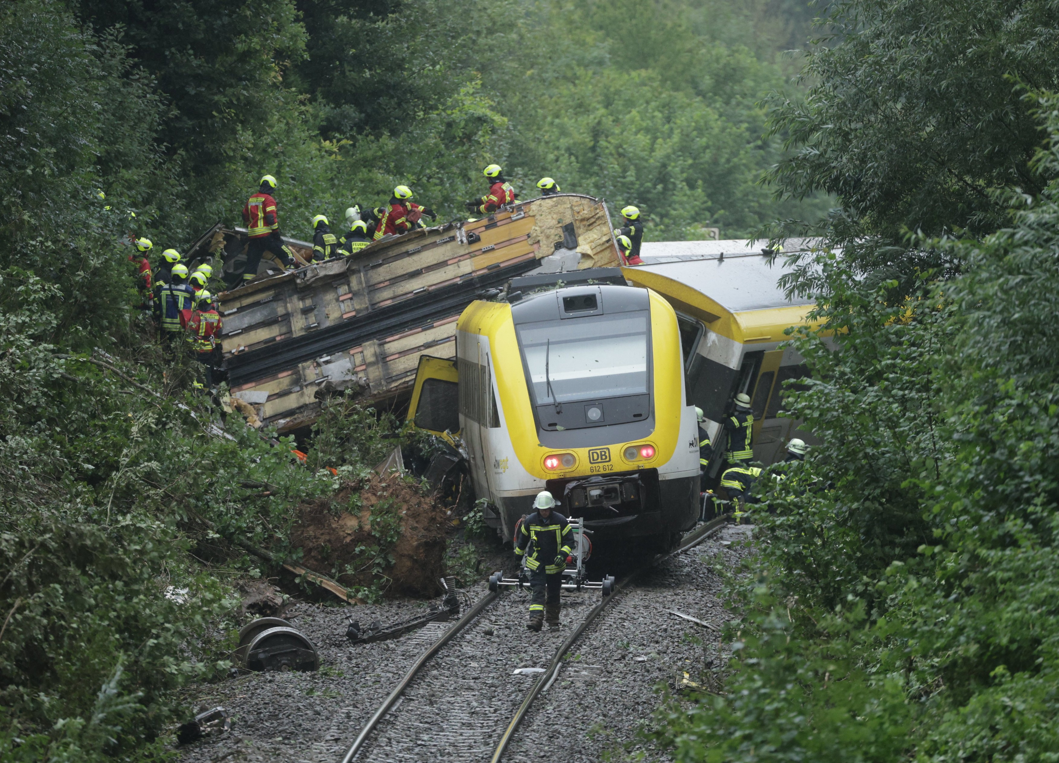Germania: Un tren cu 100 de pasageri a deraiat. Informaţii contradictorii cu privire la victime