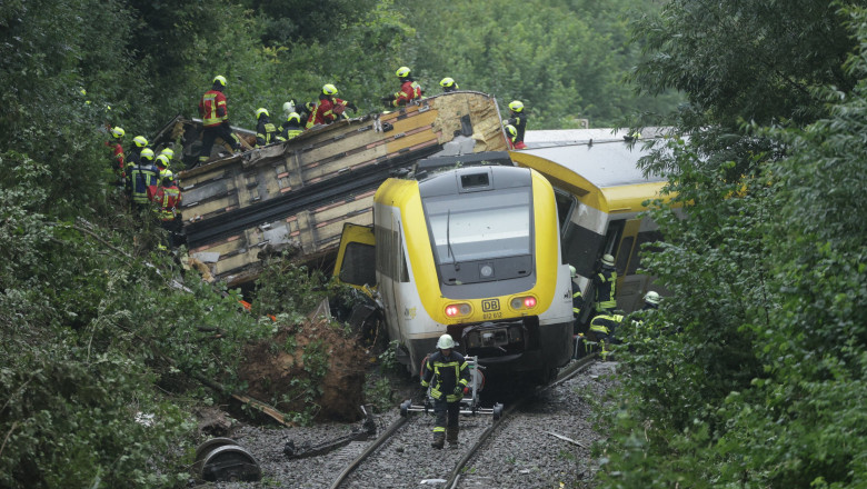 Germania: Un tren cu 100 de pasageri a deraiat. Informaţii contradictorii cu privire la victime