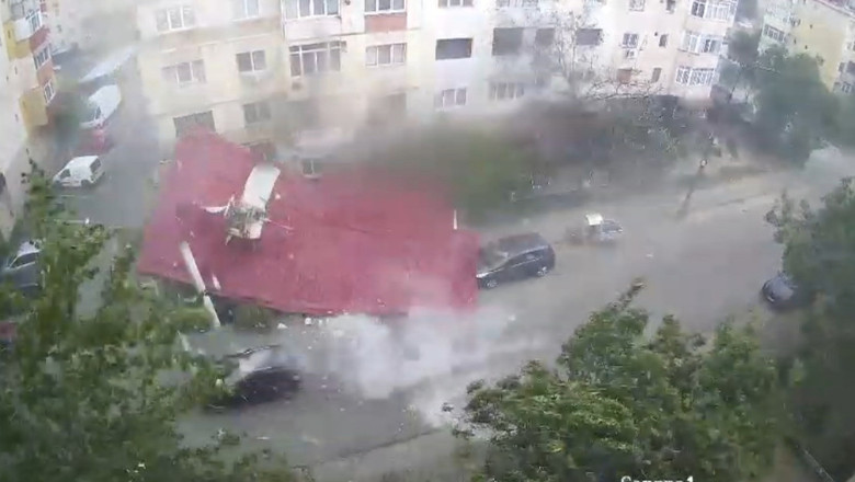 VIDEO  Momentul în care un om se salvează la limită din calea unui acoperiș smuls de vânt, în timpul unei furtuni violente din județul Dolj
