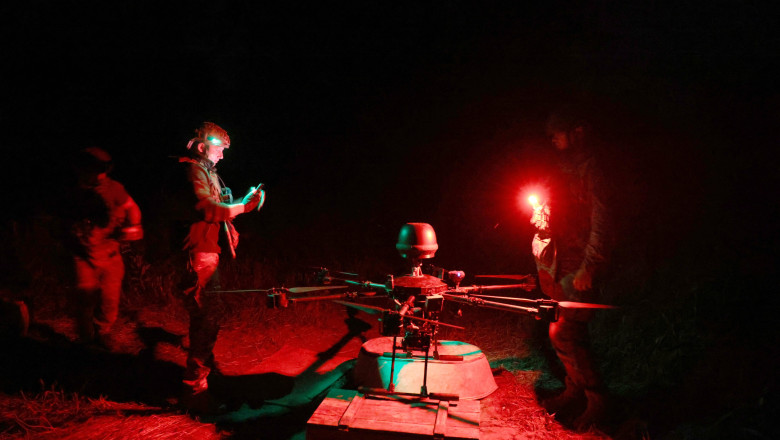 VIDEO  Un militar ucrainean face o demonstrație despre cum sunt folosite dronele Vampire în zonele de frontieră