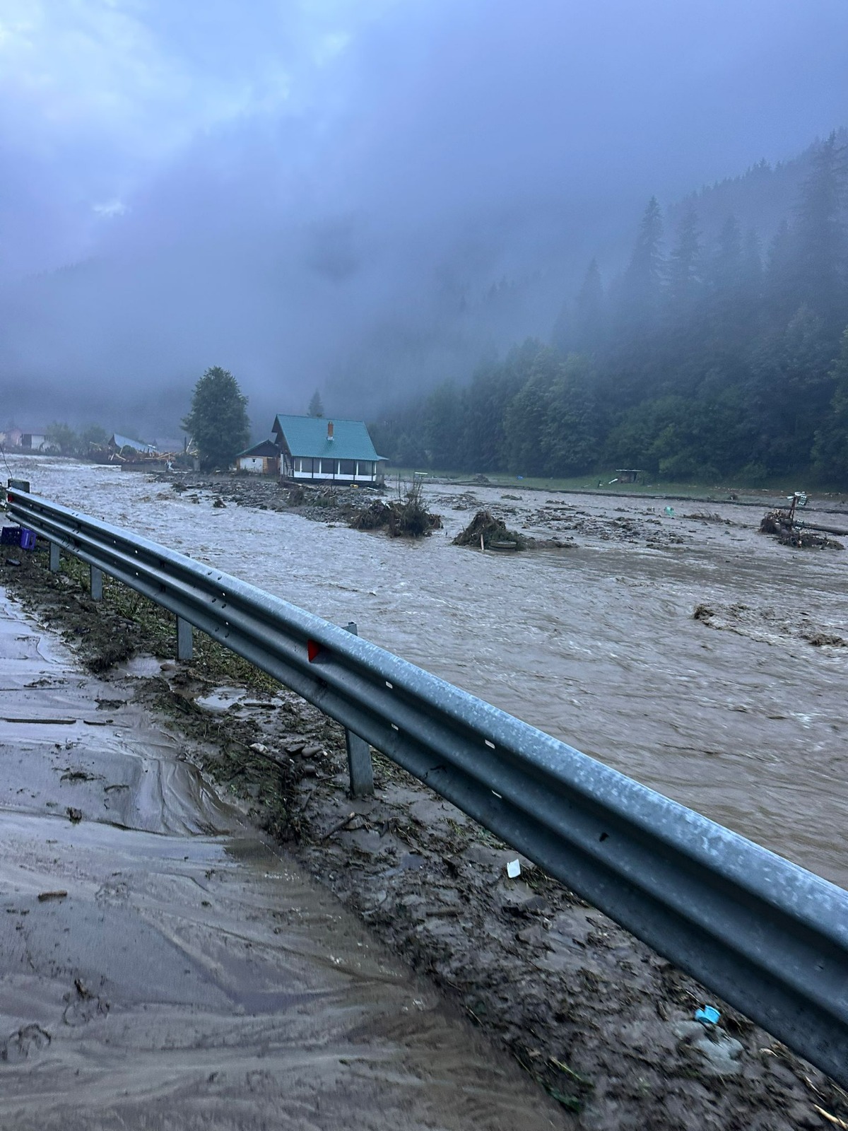 Pericol în Neamț și Harghita. Cod portocaliu de inundații pe mai multe râuri