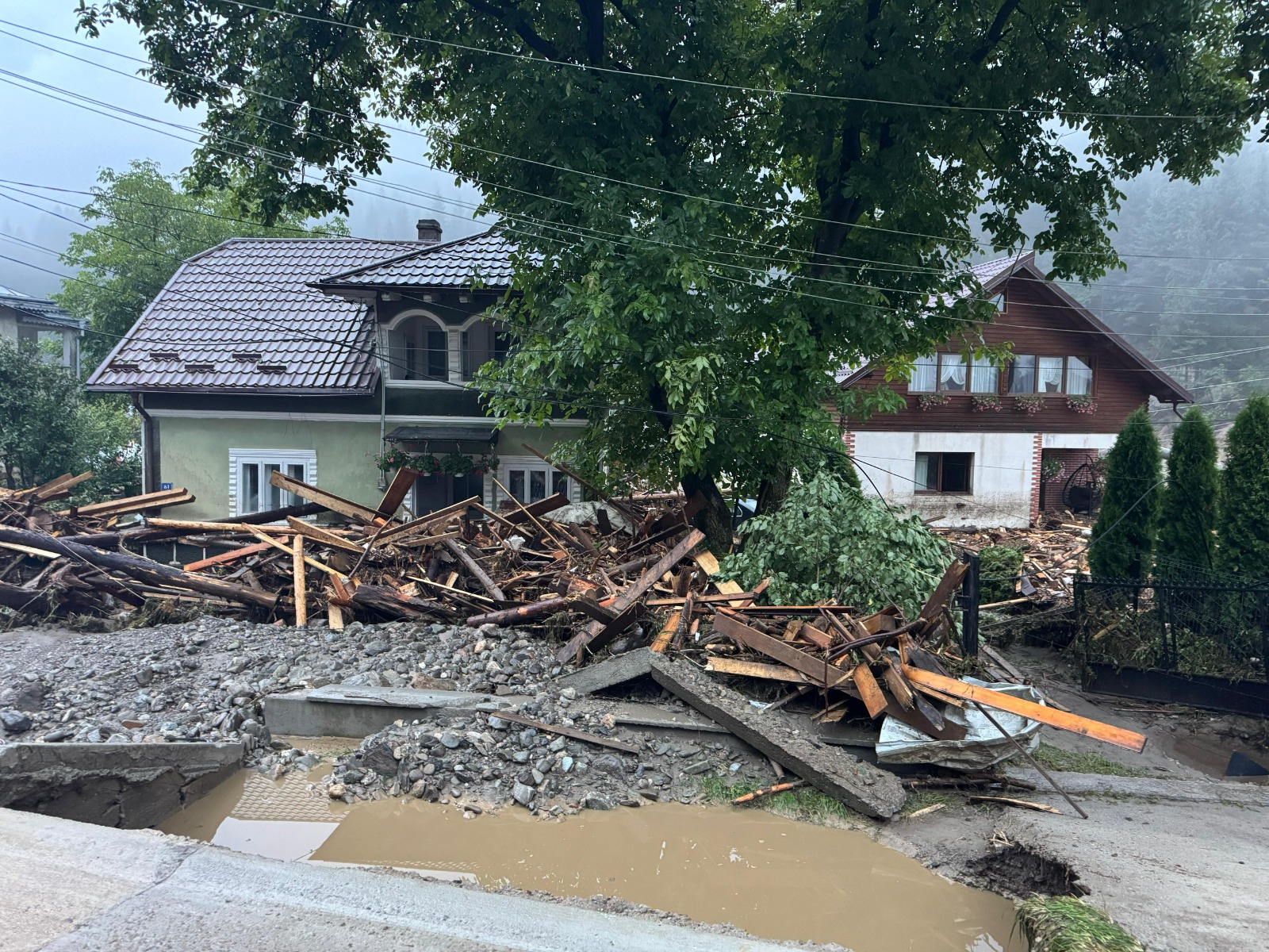 Prefectul judeţului Suceava cere ONG-urilor să nu mai colecteze alimente şi apă pentru sinistraţi: „Avem nevoie de bani”