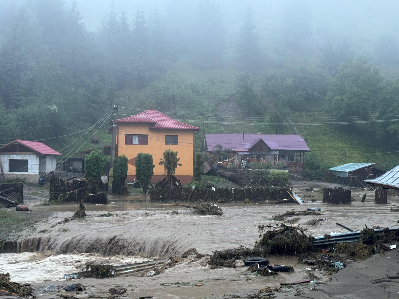 Inundații devastatoare în Suceava și Neamț: 2 persoane au murit, sute de evacuați, poduri avariate, drumuri surpate
