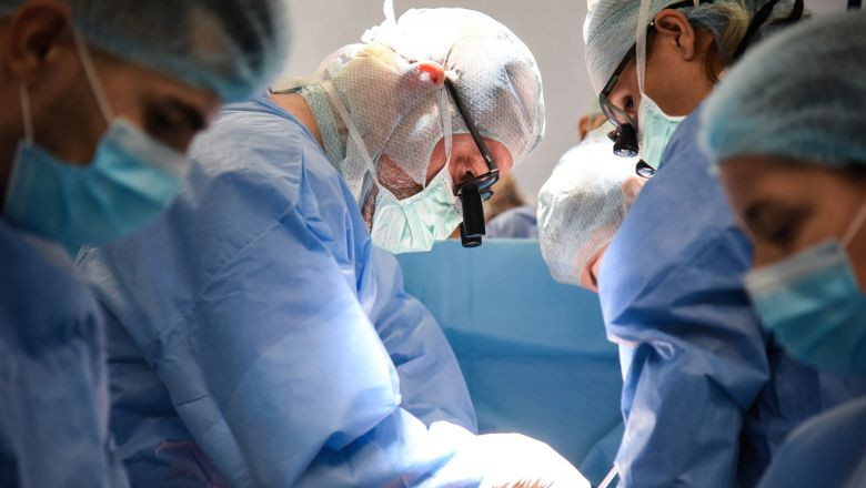 Avea frisoane și dureri de spate. Cu ce boală severă a inimii a fost diagnosticat un bărbat