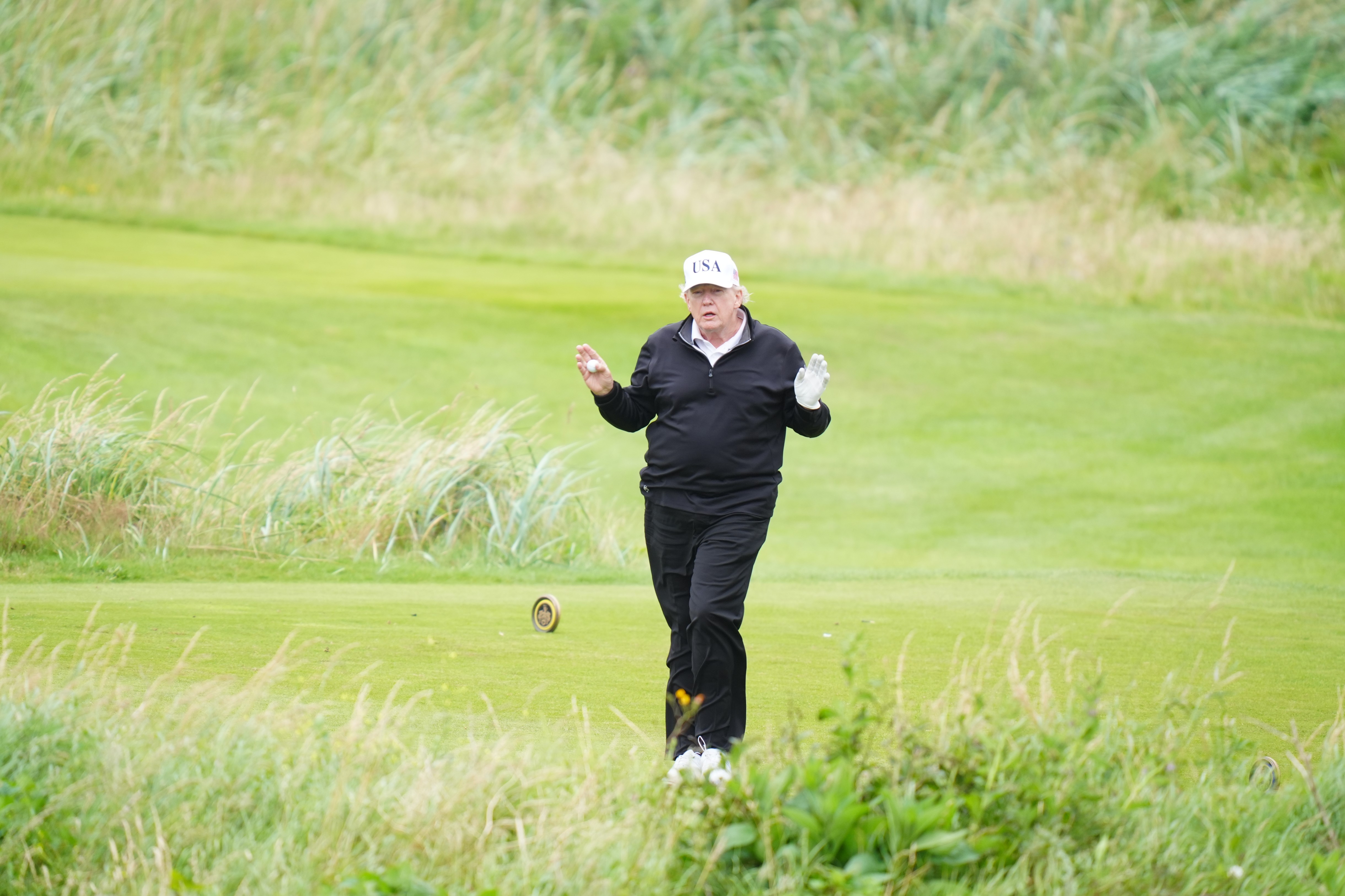 Turbinele eoliene, în vizorul lui Trump pentru că-i strică priveliștea de pe terenul de golf din Scoția: „Toată treaba e o escrocherie”