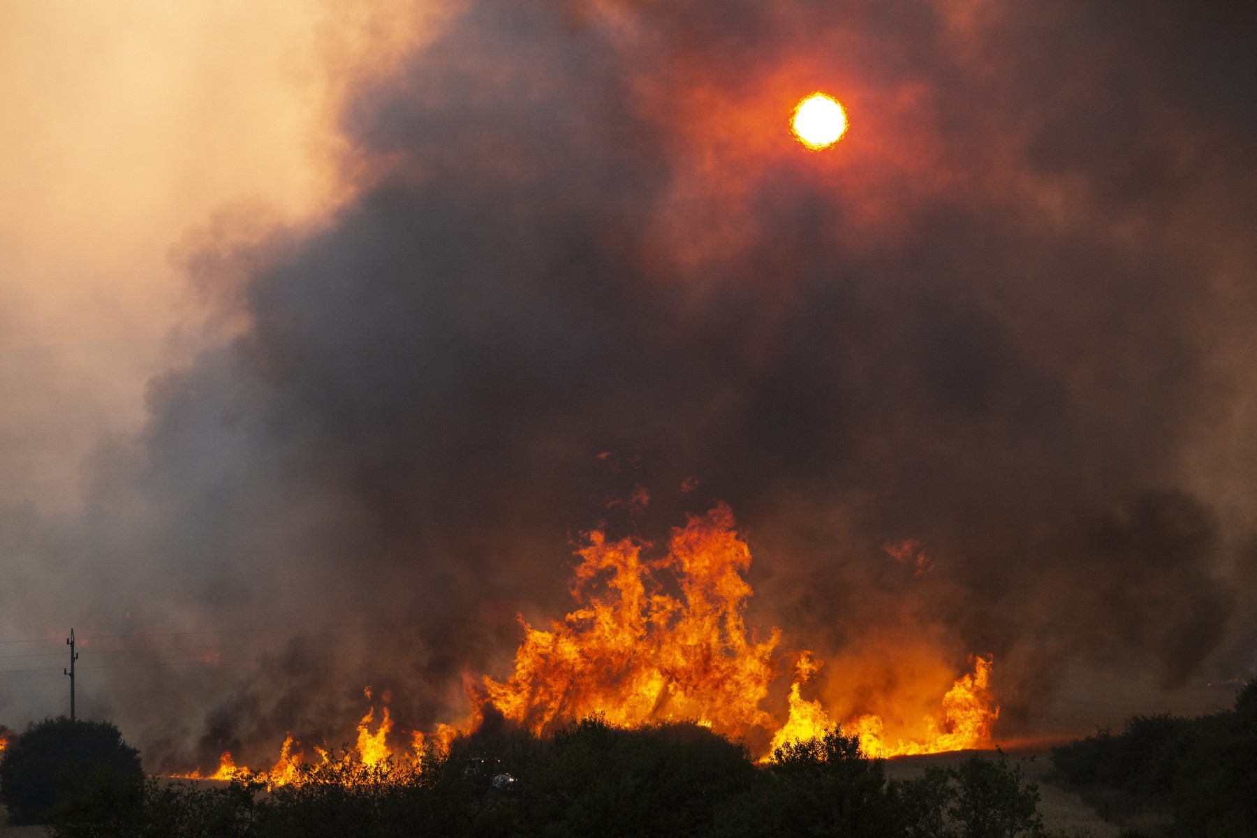 România trimite un elicopter Black Hawk în Bulgaria. Sunt peste 100 de incendii de vegetație în țara vecină