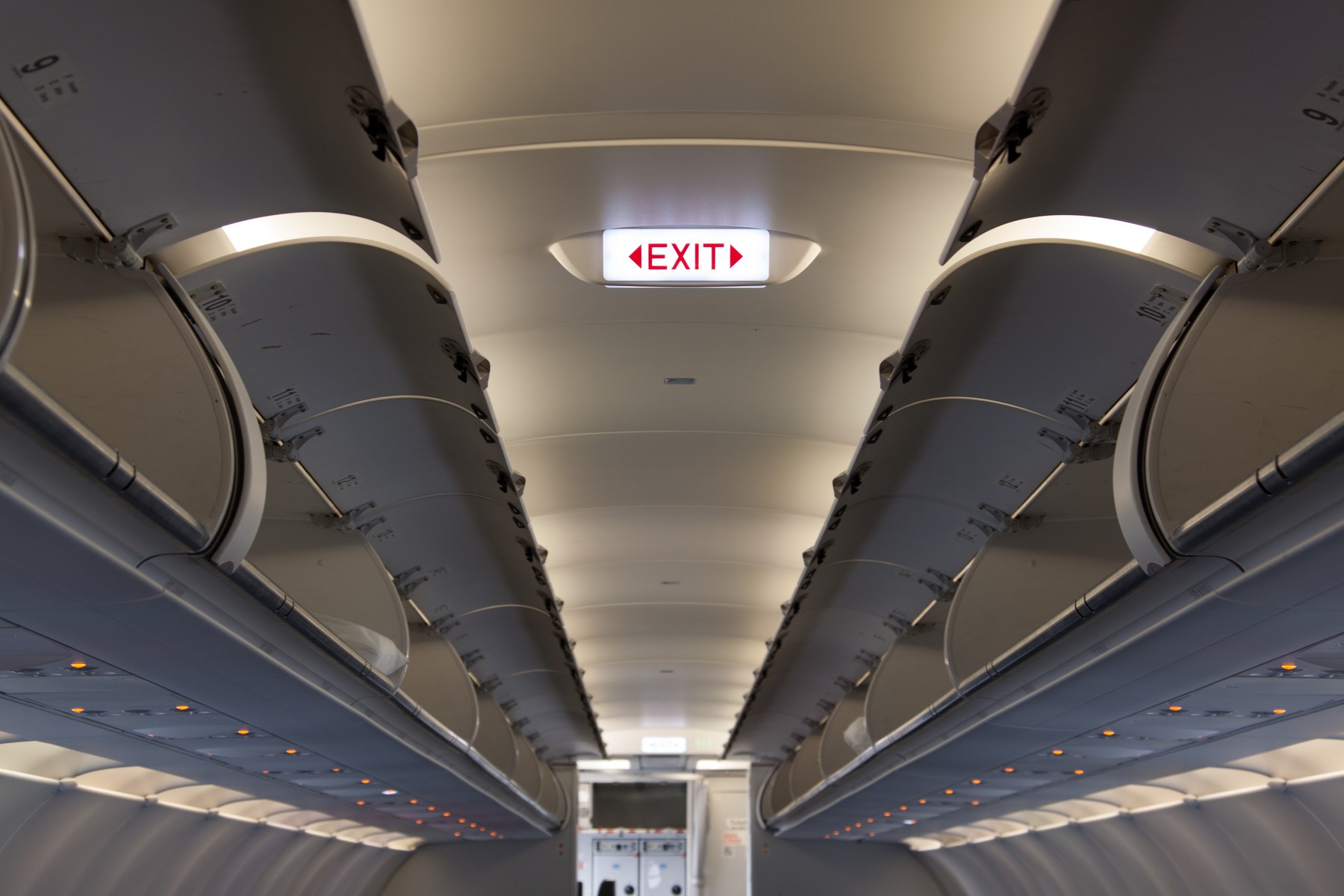 Bărbat arestat în Scoția după ce a amenințat cu bombă într-un avion și a strigat „Moarte lui Trump”. Momentul a fost filmat de pasageri